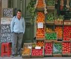 Πωλητής φρούτων και λαχανικών στο μαγαζί του